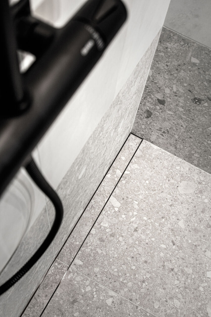 Purus Line Premium 700, nagyon csekély 59 mm szerkezeti magasságú folyóka, Ø 50 mm-es vízszintes kifolyócsonkkal